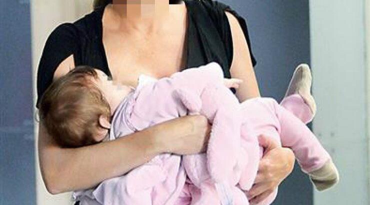 Ελληνίδα ηθοποιός θηλάζει δημοσίως την λίγων μηνών κόρη της