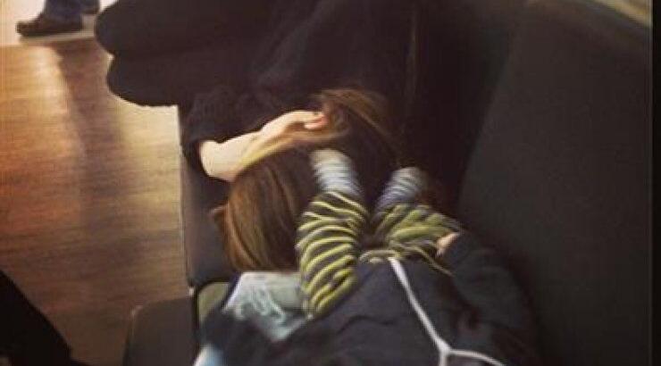 Η Σοφία Καρβέλα με τον γιο της περιμένοντας το αεροπλάνο για Ελλάδα