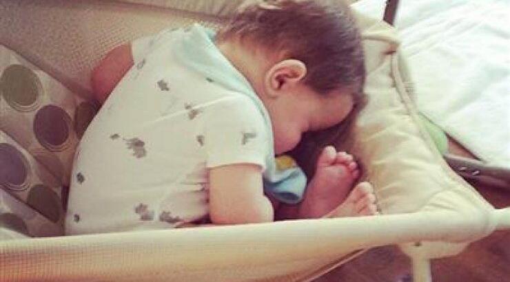 Το μωράκι ελληνίδας celebrity, το πήρε ο ύπνος στο καθισματάκι του