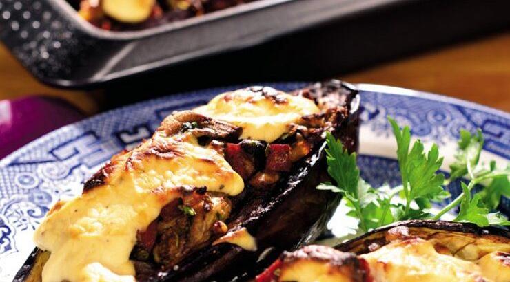 Μελιτζάνες γεμιστές με μανιτάρια, σαλάμι και κρεμώδη σάλτσα