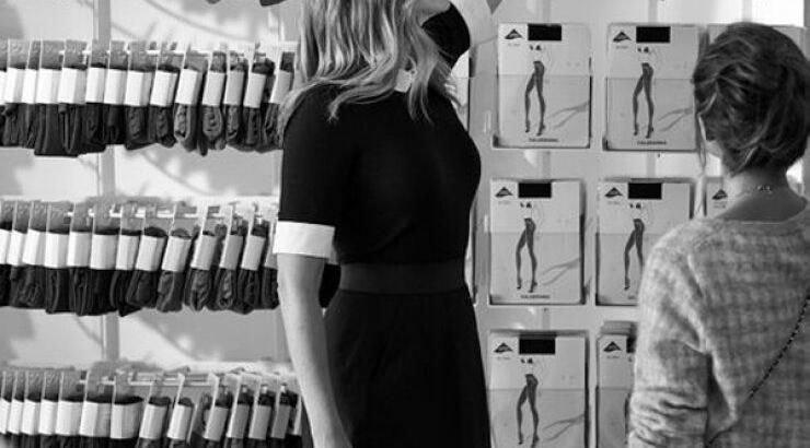 Ποια διάσημη σταρ έγινε πωλήτρια [βίντεο]