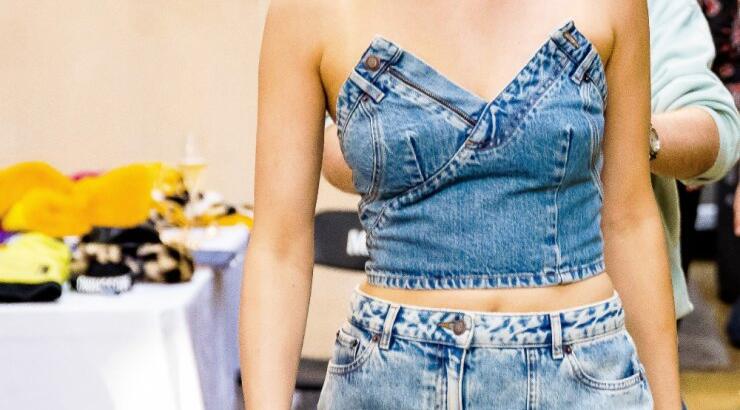 Night out με total denim look