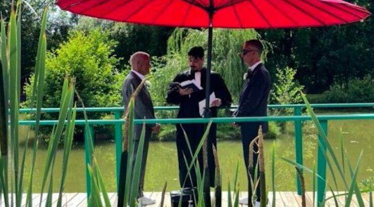 Έλληνας γιατρός παντρεύτηκε τον σύντροφό του στην Γαλλία: Εικόνες από το γαμήλιο γλέντι και βίντεο με  drag show