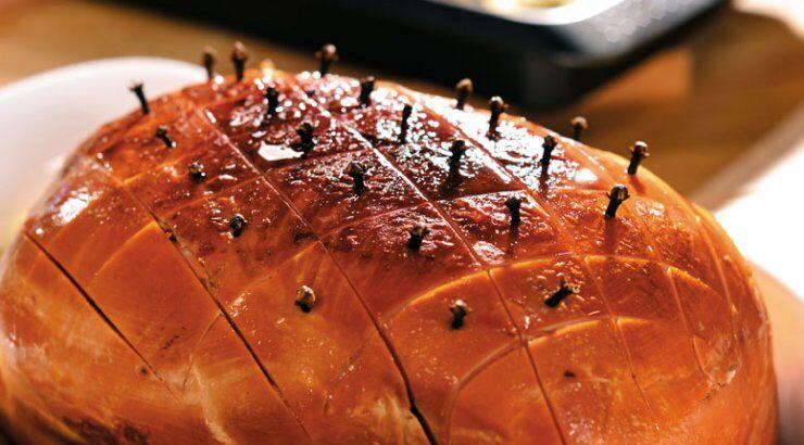 Καπνιστή γαλοπούλα με γαρύφαλλο και ρίζες στον φούρνο