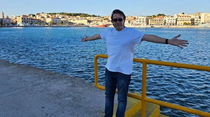 Γιάννης Κότσιρας: Απολαμβάνει τις διακοπές του στη Σέριφο με τους γιους του [εικόνα]