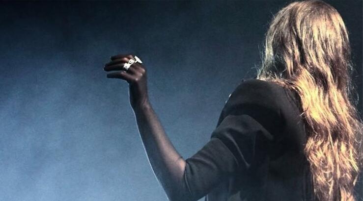 Εγκυμονούσα Ελληνίδα τραγουδίστρια τραγούδησε μαζί με πλανόδιους μουσικούς στο Παγκράτι [βίντεο]