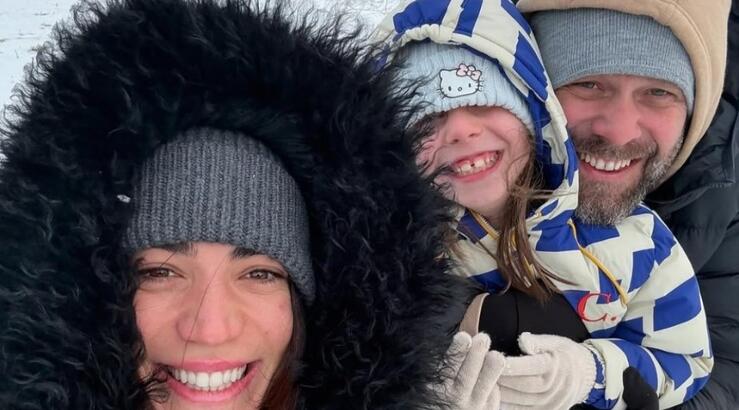 Αδάμου - Κουινέλης: Χέρι - χέρι με την κόρη τους σε βόλτα τους την Καθαρά Δευτέρα [εικόνα]