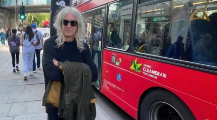 Γνωστή τραγουδίστρια αποκαλύπτει: "Όταν ερχόταν ο Καρβέλας στο σπίτι του έφτιαχνα κοτσιδάκια τα μαλλιά"