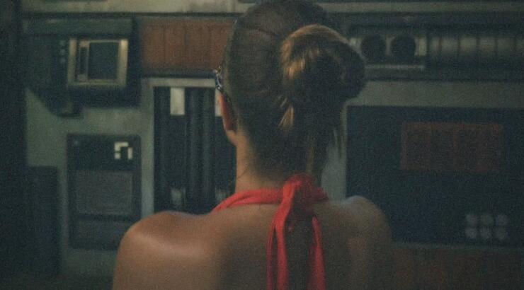 Διάσημη τραγουδίστρια μόλις έφθασε στην Πέγεια για το hens party της [εικόνες]