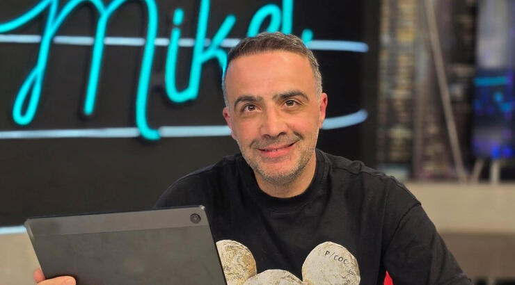 Mιχάλης Σοφοκλέους: Αγνώριστος με την επική μεταμφίεση ως Νότης Σφακιανάκης [εικόνες]