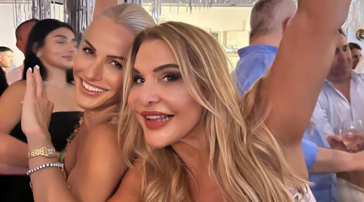 Κάτια Θεοδότου & Έμιλυ Γιολίτη: Βρήκαμε τα looks που επέλεξαν σε δείπνο σε σπίτι στις Πλάτρες