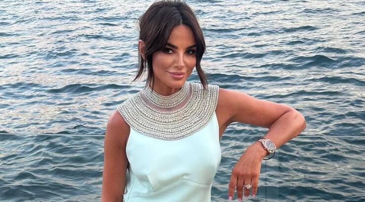 Ramona Filip: Τα αξεσουάρ που επέλεξε σε ένα από τα πιο ανατρεπτικά χρώματα