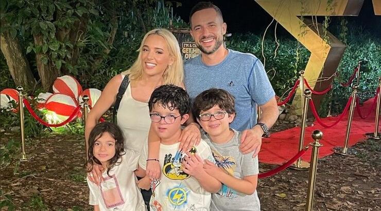 Η Καλομοίρα με τα παιδιά της στα χιόνια και το έλαφι που πέρασε από πίσω τους [βίντεο]