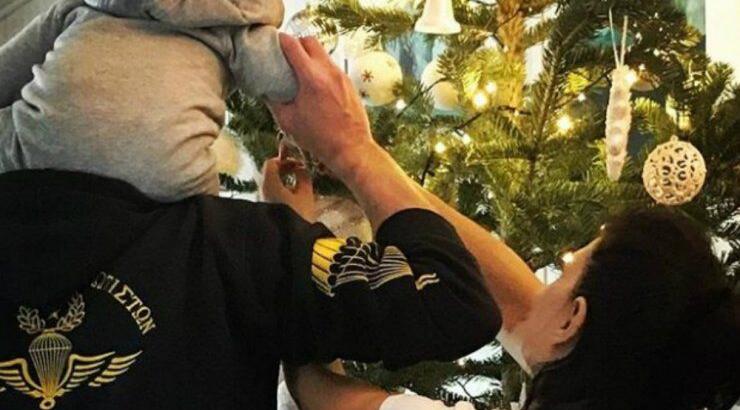 Επώνυμη Ελληνίδα: Στόλισε το χριστουγεννιάτικο δέντρο μαζί με τον εννέα μηνών γιο της