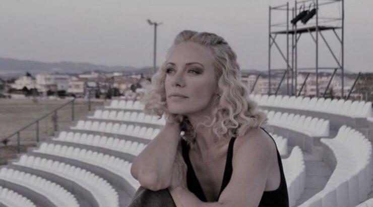 Ζέτα Μακρυπούλια: Συντετριμμένη στην κηδεία της γιαγιάς της [εικόνα]