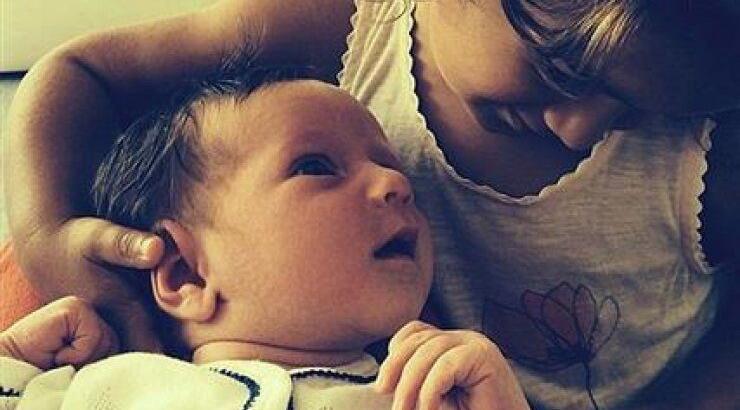 Η κόρη του ηθοποιού καλωσορίζει την αδελφούλα της!