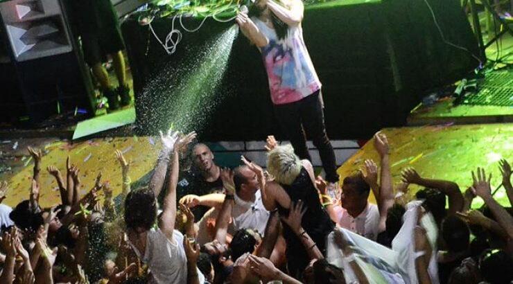 Steve Aoki: Πέταξε τούρτες και σαμπάνιες στους θαυμαστές του!
