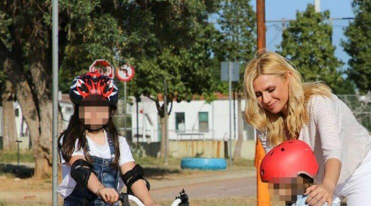 Κατερίνα Καραβάτου: Η βόλτα στο πάρκο με τα δύο της παιδιά! [εικόνες]