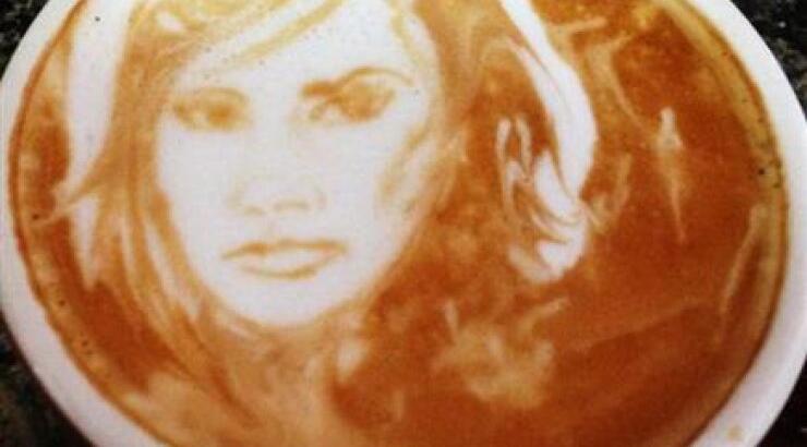 Aναγνωρίζετε την celebrity που βλέπει το πρόσωπό της στον καφέ;