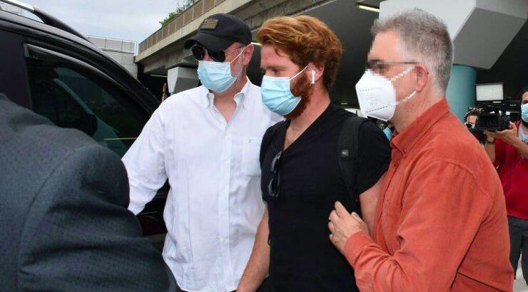 James Καφετζής: Έφθασε στην Αθήνα και έγινε χαμός στο αεροδρόμιο από δημοσιογράφους και θαυμάστριες [εικόνες]