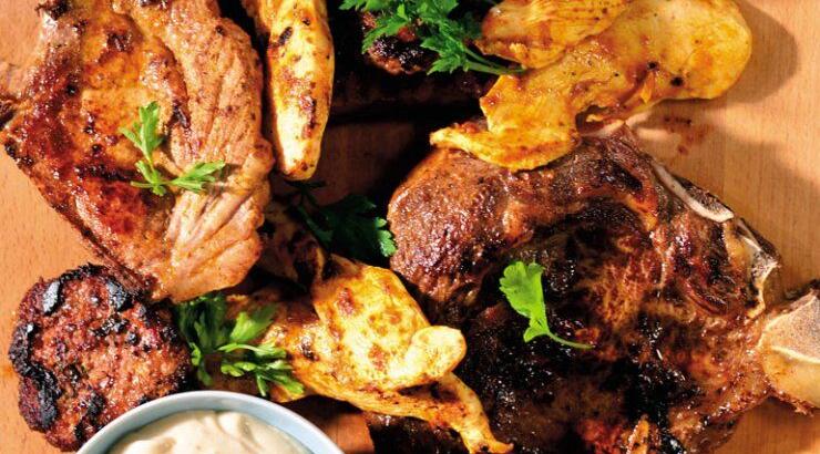 Mix grill κρεατικών με διάφορα dip 