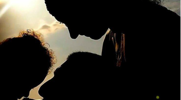 Κύπρια ηθοποιός θηλάζει δημόσια το μωρό της και το μοιράζεται με τους διαδικτυακούς της φίλους! [εικόνα]