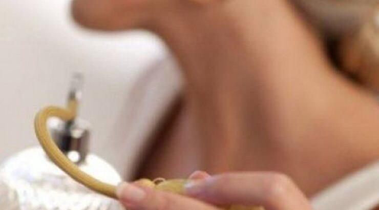 Το trick που θα κάνει το άρωμά σας να διαρκεί όλη τη μέρα!