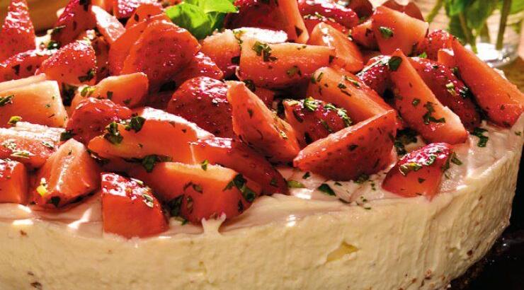 Cheesecake με φιστικοβούτυρο και μαριναρισμένες φράουλες