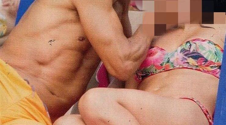 Τα καυτα φιλιά του Έλληνα ηθοποιού με τη σύντροφό του στην παραλία