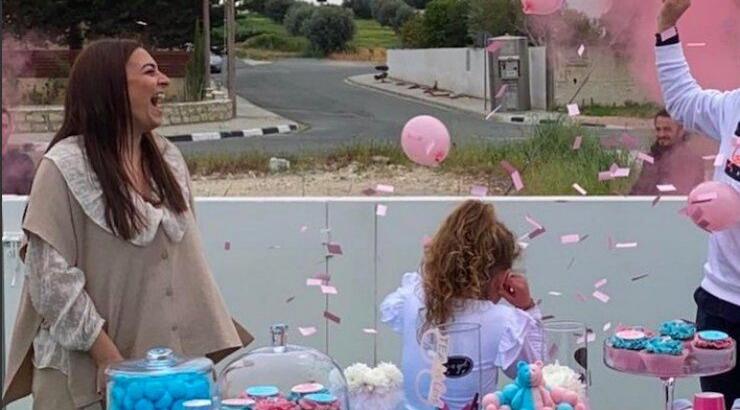 Ο διεθνής Κύπριος ποδοσφαιριστής και η σύζυγος του έμαθαν συγκινημένοι το φύλο του παιδιού τους