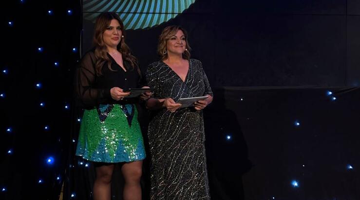 Σταυροπούλου – Μπάρκα: Έκαναν έναρξη στα Cyprus Eating Awards τραγουδώντας Ρουβά… αλλιώς [βίντεο]