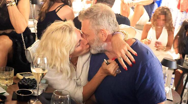 Απόστολος Γκλέτσος: Παθιασμένα φιλιά με τη σύντροφό του στη Μύκονο [εικόνες]