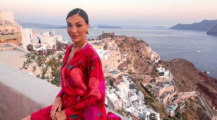 Ήβη Αδάμου: Αγκαλιά με τον Μιχάλη Κουινέλη στα στενά της Σαντορίνης [εικόνα] 