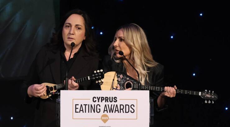 Δαμιανού – Λέφου: Ανέβηκαν στη σκηνή των Cyprus Eating Awards ως… λαϊκή κομπανία [βίντεο]