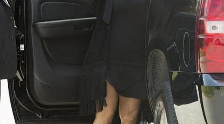 Kim Kardashian: Κρατάει το νεογέννητο μωρό της σαν... κηροπήγιο