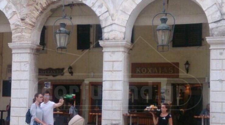  Κάτια Ζυγούλη - Σάκης Ρουβάς: Οι βόλτες με το νεογέννητο γιο τους στην Κέρκυρα