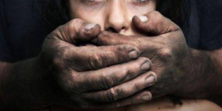 Άσεμνη επίθεση κατά 15χρονης απο 40χρονο συμβίο μητέρας της