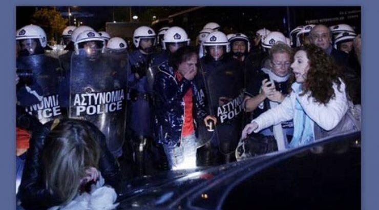 Η φωτογραφία με τον Βασίλη Παπακωνσταντίνου στην ΕΡΤ κάνει το γύρο του διαδικτύου