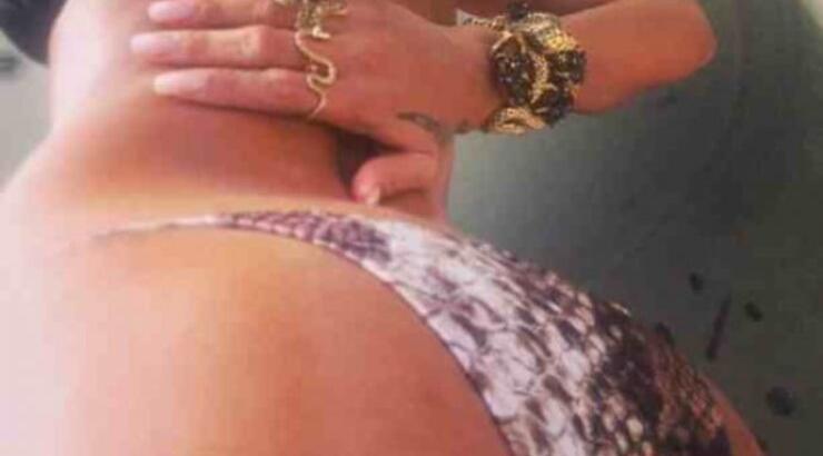 Συνεχίζει να ανεβάζει προκλητικές φωτογραφίες στο διαδίκτυο και να ανεβάζει τη θερμοκρασία