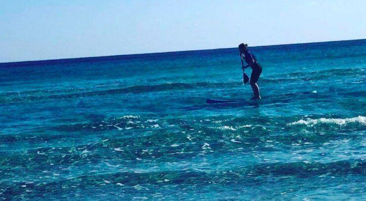 Kύπρια παρουσιάστρια έχει ακόμη στο σαλόνι της το Χριστουγεννιάτικο της δέντρο 