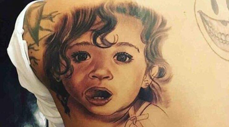 Ο celebrity έκανε τατουάζ το πρόσωπο της κορούλας του