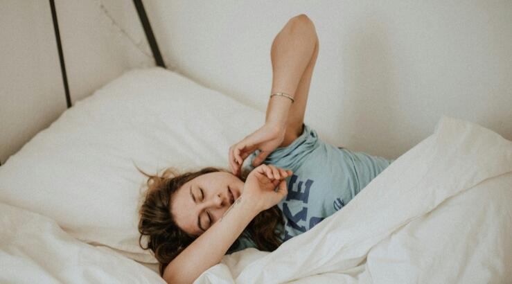 5 λόγοι για να μην κοιμάσαι χωρίς ρούχα τα ζεστά καλοκαιρινά βράδια