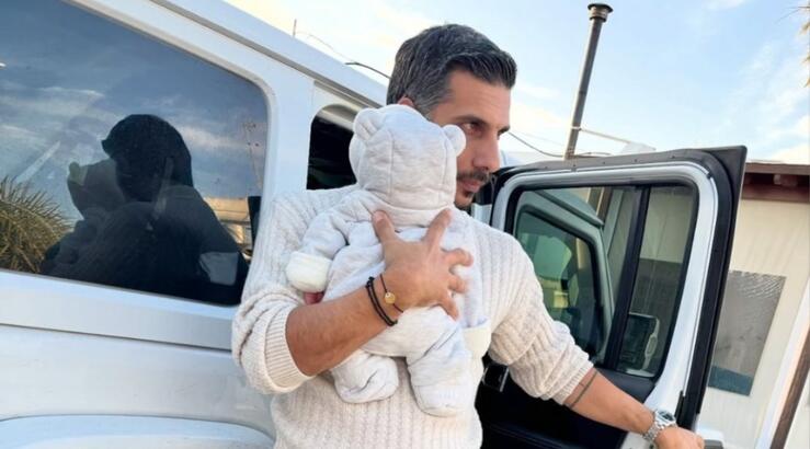 Άλκης Χρήστου: Παρακολουθεί αγώνα μπάσκετ αγκαλιά με τον νεογέννητο γιο του [εικόνα]