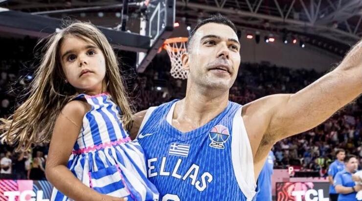 Σλούκας: Πανηγύρισε τη νίκη της Ελλάδας αγκαλιά με την κόρη του που ντύθηκε στα γαλανόλευκα
