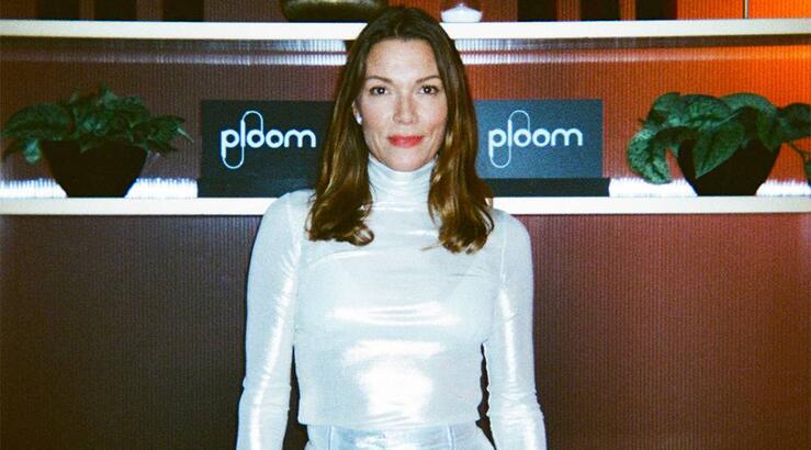 Βίκυ Καγιά: Με embroidered φούστα και τα viral παπούτσια που αγαπούν οι fashionistas