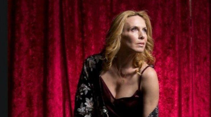 Εβελίνα Παπούλια: Οι φωτογράφοι την πέτυχαν σε σπάνια έξοδο με τον σύντροφό της Σταύρο!