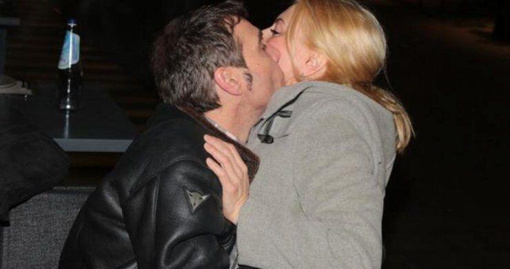 Οι αγκαλιές και τα φιλιά μεταξύ του Αθερίδη και της Καρύδη που συζητήθηκαν [εικόνες]