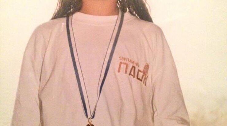 Ποια είναι η sexy Ελληνίδα τραγουδίστρια που βλέπετε στη φωτογραφία σε μικρή ηλικία;