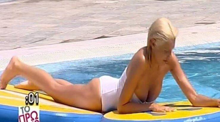 Έφυγε το... μαγιό της Σάσας Σταμάτη στον «αέρα»! [βίντεο]