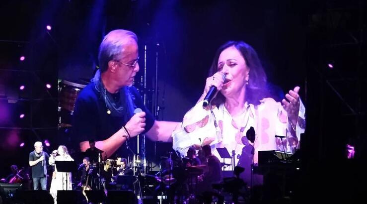 Χάρις Αλεξίου: Ανέβηκε στη σκηνή και τραγούδησε μετά από τέσσερα χρόνια [βίντεο]